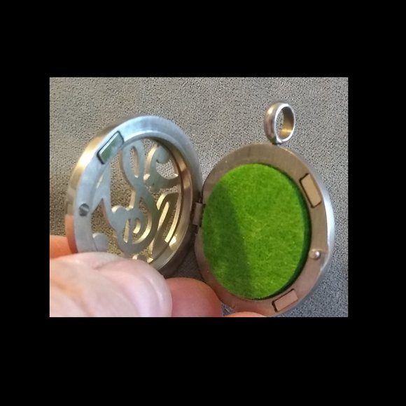 New: Aromatherapy Music Motif Necklace - Picture 2 of 6